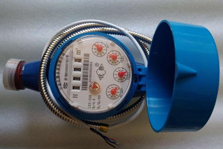 無線遠傳水表是如何進行數(shù)據(jù)采集傳輸?shù)模?/></p><p>　　當水流入水表后，會沿著葉輪盒底部進水孔進入到計量機構(gòu)，水流會推動葉輪旋轉(zhuǎn)，然后由葉輪盒上部出水孔的位置流出，正常情況下，葉輪轉(zhuǎn)速和水的流量是成正比的，葉輪轉(zhuǎn)動的時候，就能夠通過齒輪傳遞給指示機構(gòu)，并記錄出流經(jīng)水表的水總量。記錄的用水量數(shù)據(jù)會通過無線網(wǎng)絡(luò)技術(shù)和后臺數(shù)據(jù)管理中心聯(lián)通，來實現(xiàn)遠程抄表、網(wǎng)絡(luò)充值、遠程控制和故障檢測。</p><p>　　<strong>水表的數(shù)據(jù)如何采集傳輸?</strong></p><p>　　水表是通過給計量基表安裝加傳發(fā)訊模塊，這樣就后臺就能夠接收無線抄表主機發(fā)出的抄表指令，由無線通訊模塊能夠?qū)⑺砩厦娴挠盟?/p><p>　　數(shù)據(jù)上傳到服務(wù)器，以便供水公司進行抄表和計算水費。</p><p>　　無線遠程水表的安裝是非常簡單容易的，其中，一根總線可以連接同一幢樓內(nèi)全部住戶的水表，可以大大節(jié)省施工費用。其中數(shù)據(jù)采集器不參與底層數(shù)據(jù)的采集，僅僅作為通訊功能使用，計量不受外界影響。</p><p style=